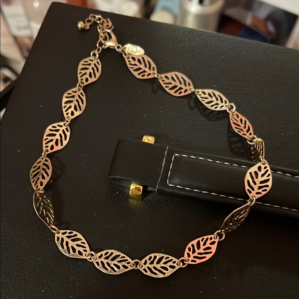Elegant Gold Leaf Choker
